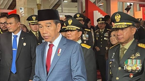 Presiden Jokowi Jawab soal Pro dan Kontra Pemberian Tanda Pangkat Kehormatan untuk Prabowo