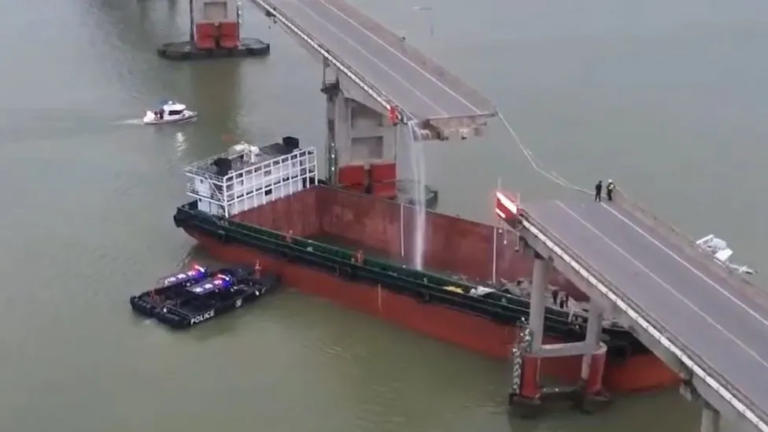 Kapal Kargo Tabrak Jembatan Hingga Putus, 5 Kendaraan Terjun ke Sungai