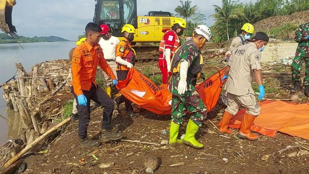 Pasutri di banjarnegara Tewas Tersambar Petir saat Memanen Cabai di Ladang