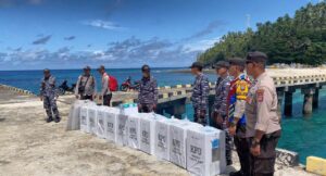 TNI AL Bantu Distribusikan Logistik Pemilu ke Pulau Terdepan Indonesia