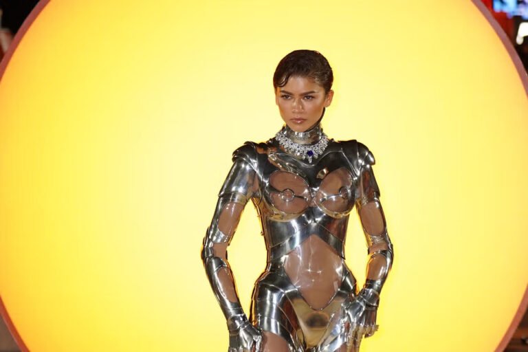 Zendaya Tampil Menakjubkan Dengan Kostum Robot di Premier Dune : Part Two
