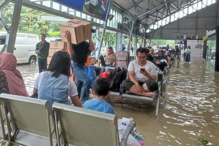Digenangi Banjir, Stasiun Kereta Api Semarang Tawang "Lumpuh"