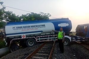 Truck Terperosok di Stasiun Tigaraksa, Perjalan Kereta Nyaris Lumpuh