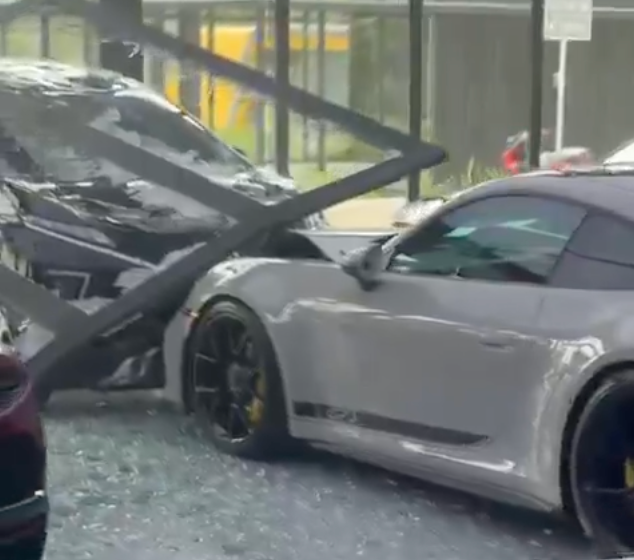 Nyesek Banget! Porsche Seharga 8,9 Miliar Ditabrak Xpander