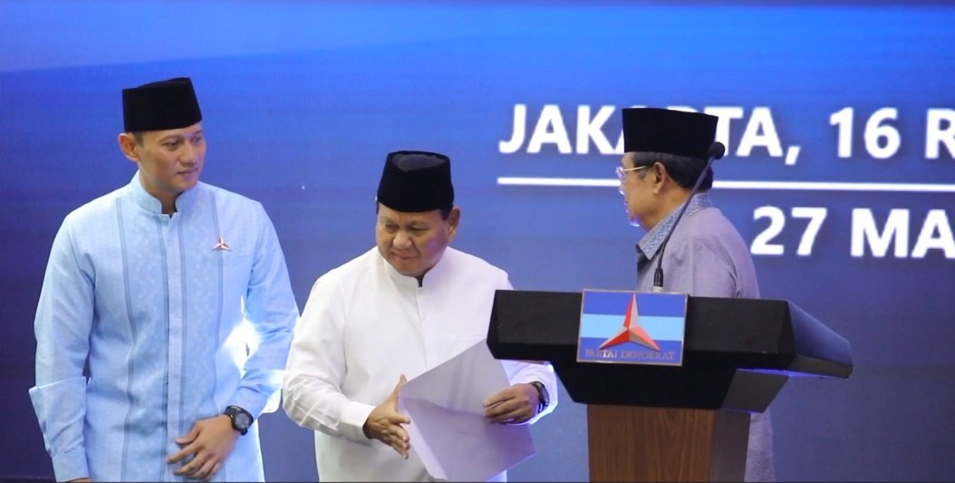 Moment Prabowo Dapat Kejutan dari SBY Saat Bukber Partai Demokrat