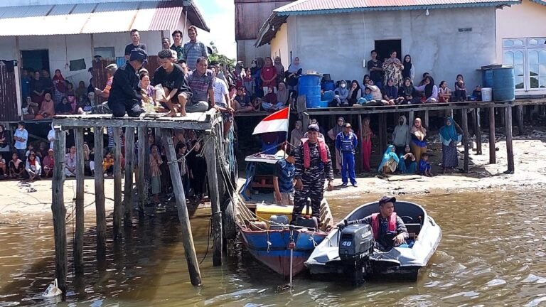 Prajurit Pos TNI AL Berhasil Evakuasi Korban Kapal Tenggelam di Ketapang