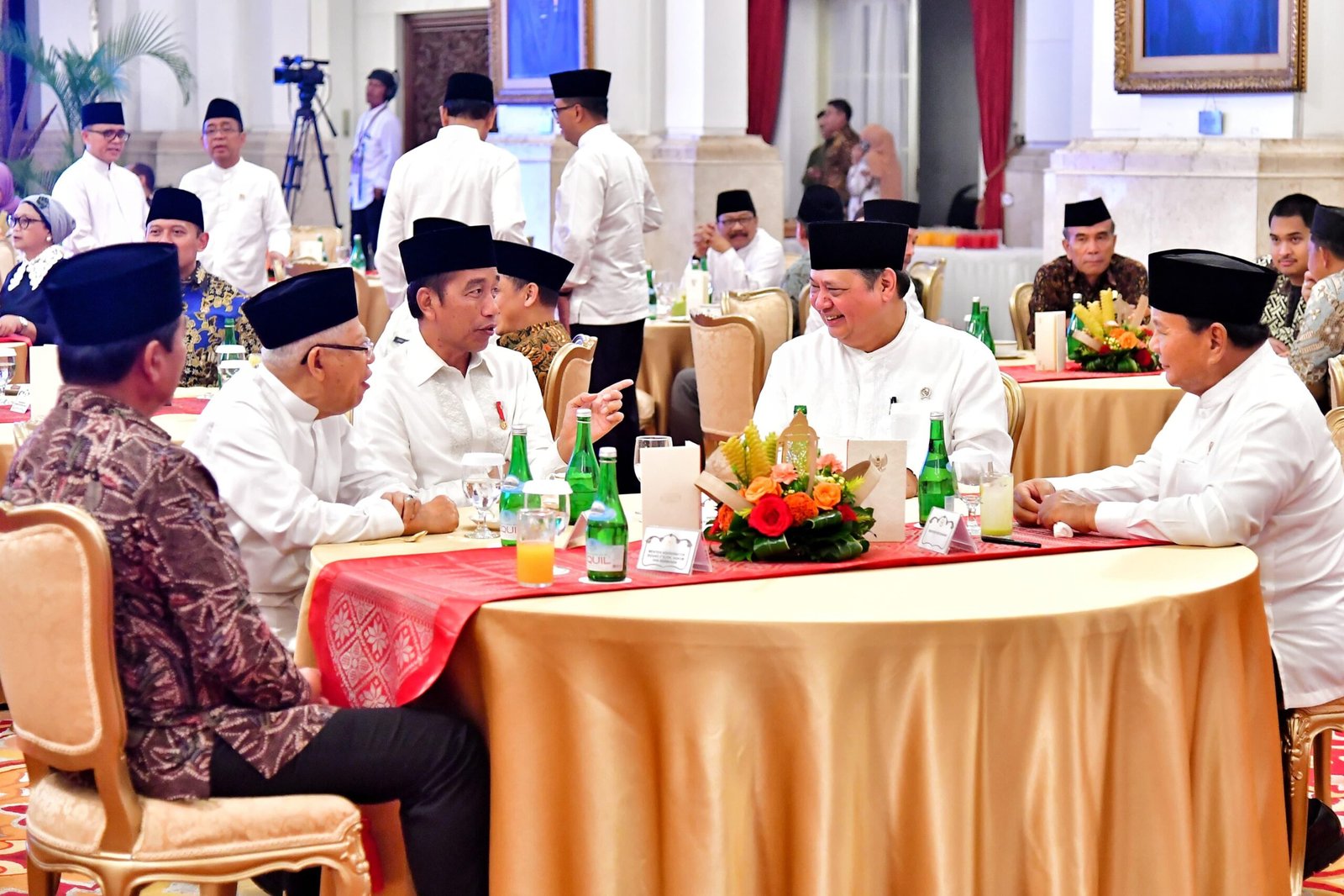 Momen Akrab Prabowo dan Jokowi di Acara Bukber di Istana Negara 2 Momen Akrab Prabowo dan Jokowi di Acara Bukber di Istana Negara