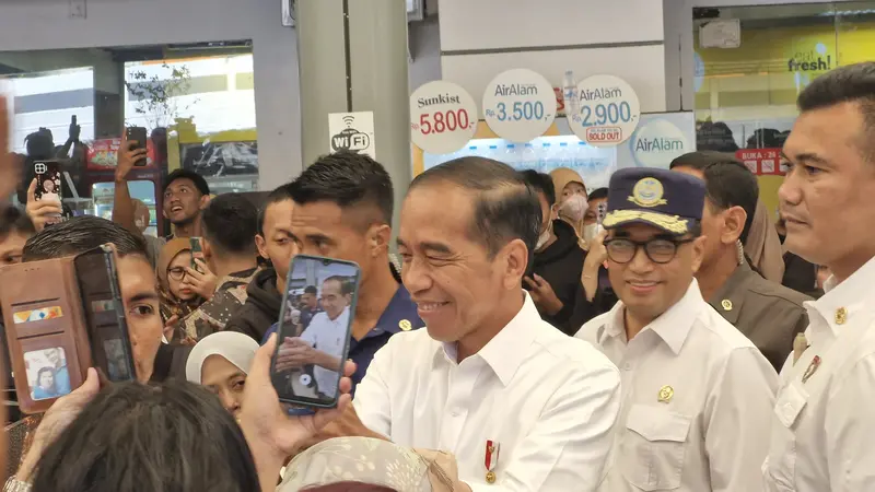 H-2 Lebaran 2024, Presiden Jokowi Tinjau Pemudik di Stasiun Pasar Senen