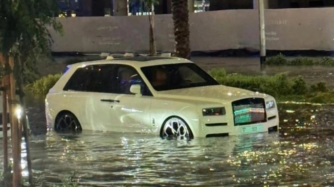 Penampakan Mobil-Mobil Mewah Terendam Banjir di Dubai