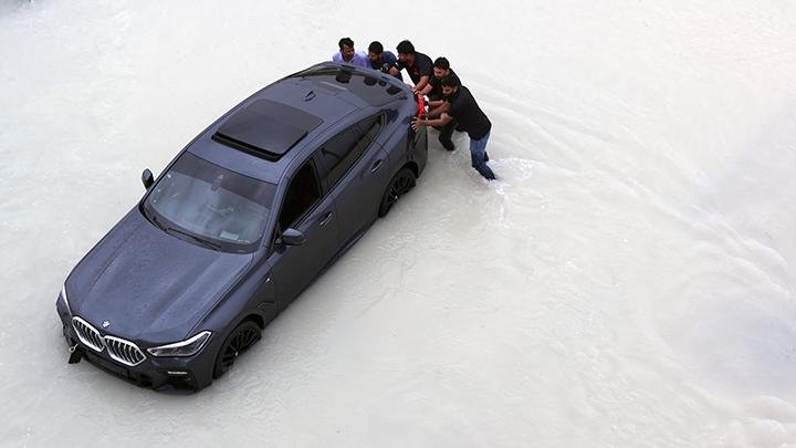Penampakan Mobil-Mobil Mewah Terendam Banjir di Dubai