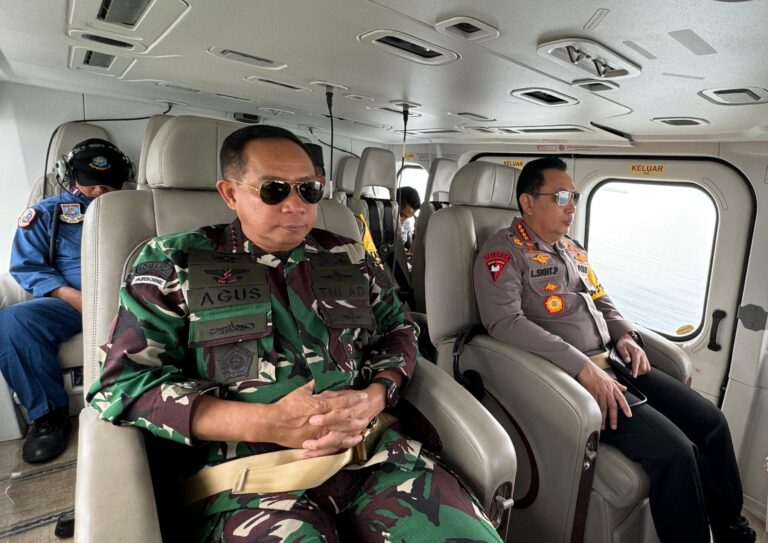 Terbang ke Gilimanuk : Kapolri dan Panglima TNI Periksa Kesiapan Mudik Lebaran 2024