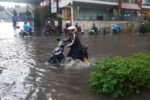 Derita Warga Jakarta Hari ini : Hujan Deras, Banjir dan Macet Parah