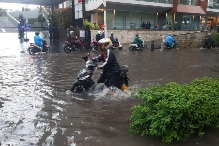 Derita Warga Jakarta Hari ini : Hujan Deras, Banjir dan Macet Parah