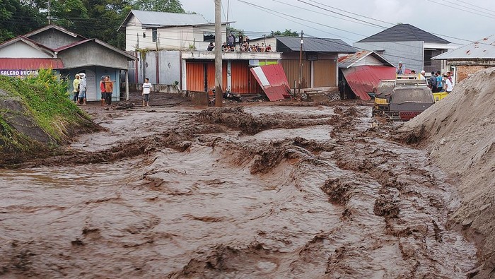 Banjir Lahar Dingin Gunung Marapi Rusak Rumah Warga dan Putus Jalan Raya