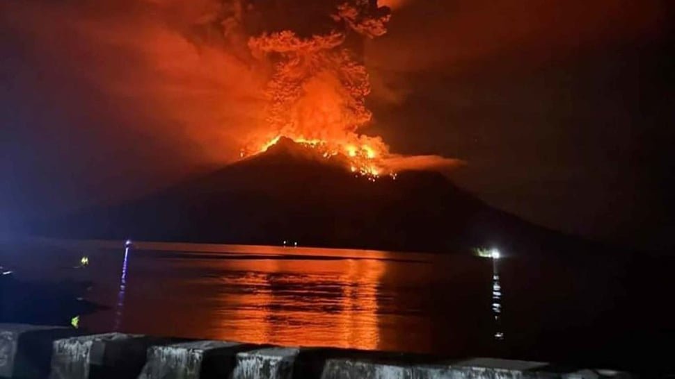 Gunung Ruang Naik Status jadi Awas, BMKG Ingatkan Potensi Tsunami