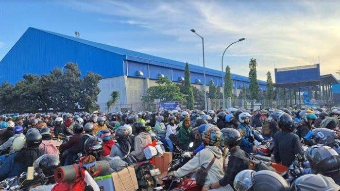 Lautan Pemudik Motor di Pelabuhan Ciwandan, Sejumlah Pemudik Jatuh Pingsan