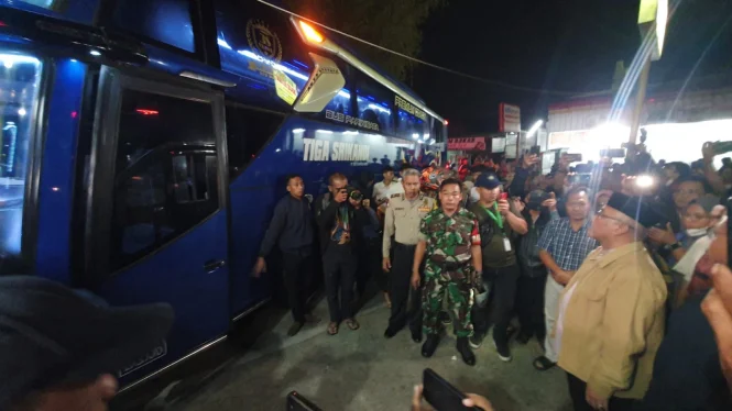 Isak Tangis Pecah saat Rombongan Siswa SMK Lingga Kencana yang Selamat Tiba di Depok