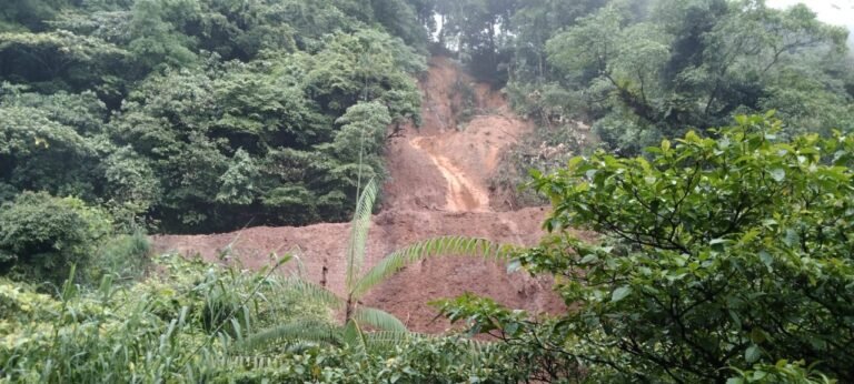 Dua Warga Dilaporkan Hilang Akibat Longsor di Kota Padang