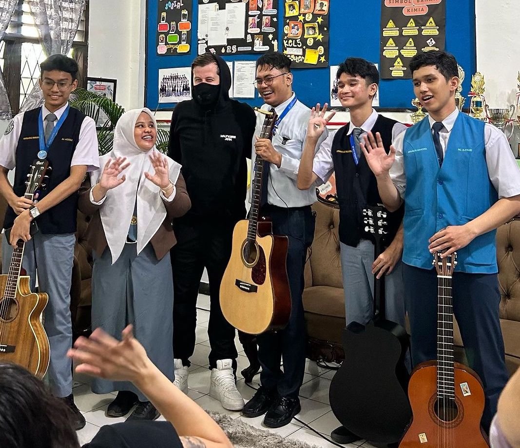Wow! DJ Alan Walker Kunjungi SMA Al Azhar Medan, Disambut Jeritan dan Tangis Haru