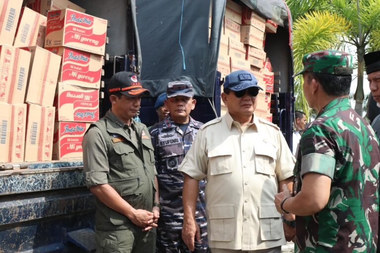 Menhan Prabowo Berikan Bantuan untuk Korban Longsor dan Banjir Bandang