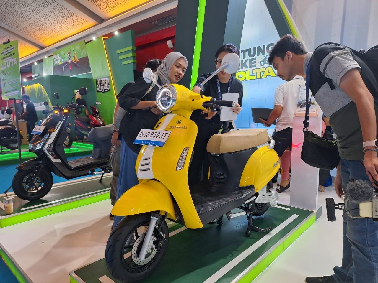 Lima Tips Membeli Motor Listrik di PEVS 2024