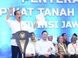 Pertama Kali Menteri AHY Dampingi Presiden Serahkan Sertipikat Tanah, Langsung Sertipikat Tanah Elektronik