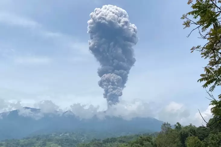 Gunung Marapi Erupsi Lagi, Lontarkan Abu Vulkanik Setinggi Dua Kilometer