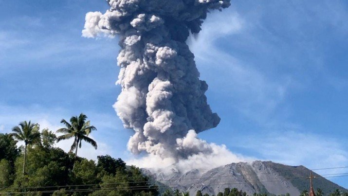 Gunung Ibu Erupsi, Muntahkan Abu Hingga Ketinggian 5 kilometer