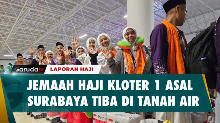 Tiba di Tanah Air, 392 Jemaah Haji Kloter Pertama Asal Surabaya Sujud Syukur