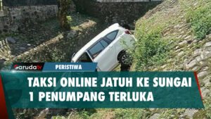 Nekat Nyetir saat Ngantuk, Taksi Online ini Tercebur ke Sungai