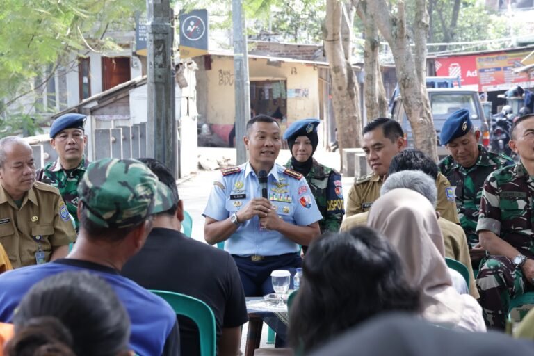 Perkuat Hubungan, Danlanud Husein Sastranegara Temui Tokoh Masyarakat Citepus