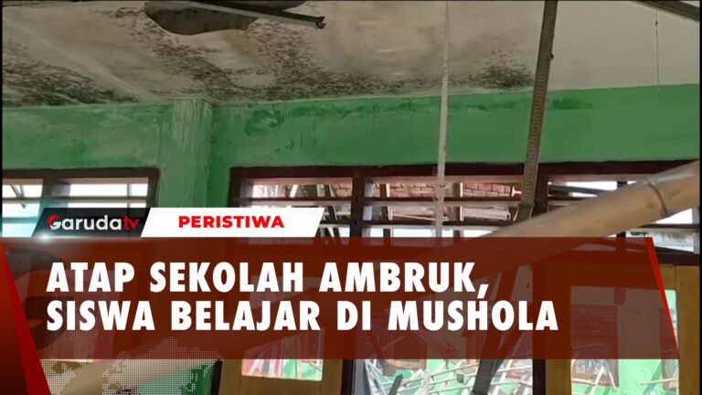 Atap Sekolah Ambruk, Siswa SDN Waruberon Terpaksa Belajar di Musholla Dan Perpustakaan