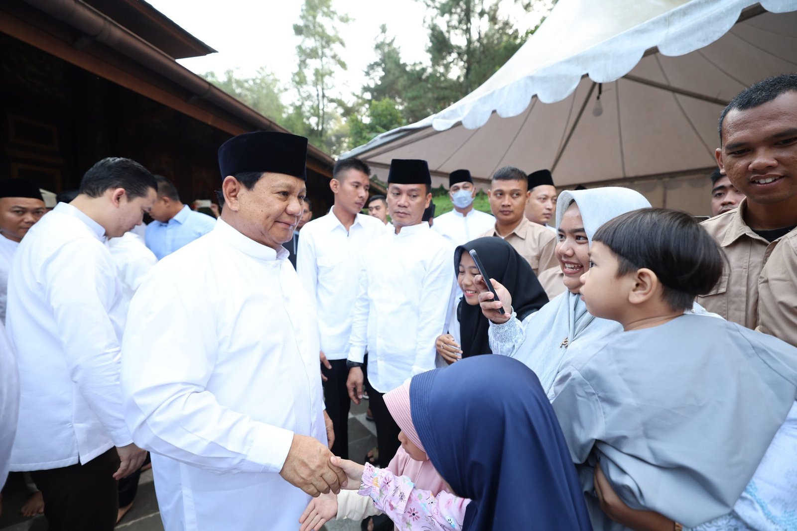 Prabowo Subianto Tunaikan Shalat Id Adha di Hambalang