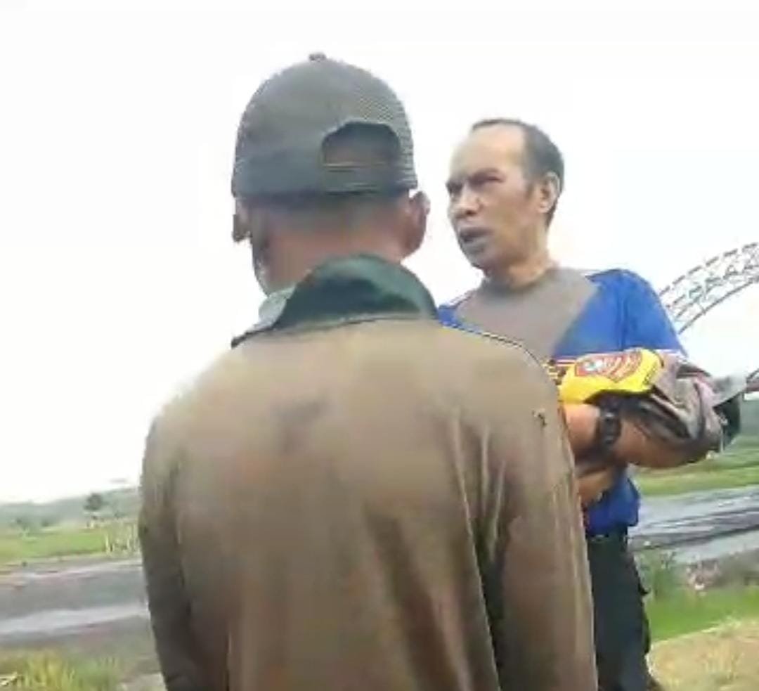 Mengharukan, Polisi Ini Lepas Seragam Demi Evakuasi Jasad Bayi