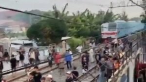 Tawuran Pecah di Perlintas Rel Kampung Bandan, KRL Mendadak Berhenti