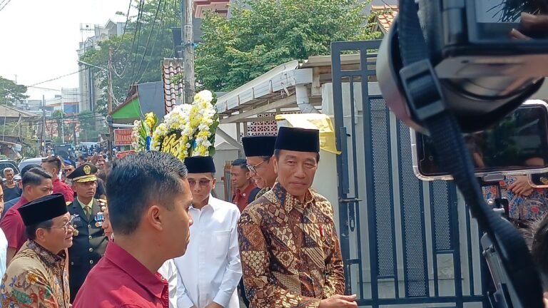 Presiden Jokowi dan Gibran Melayat ke Rumah Duka Hamzah Haz