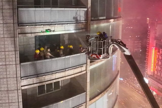 Pusat Perbelanjaan 14 Lantai di China Terbakar, 16 Orang Terjebak dan Tewas
