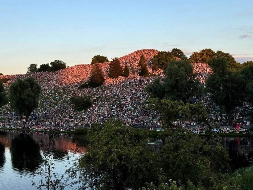 Kehabisan Tiket, Puluhan Ribu Swifties Nonton Konser Taylor Swift dari Atas Bukit