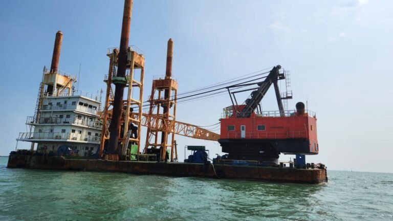 PT. Adhiguna Keruktama Perkuat Armada dengan Pembelian Kapal Keruk Crane Barge "KING KONG"