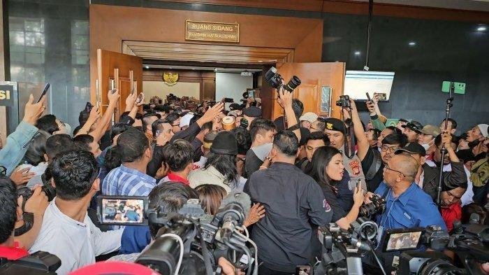 Sidang Vonis SYL Ricuh, Wartawan Nyaris Kena Tendang, Kamera dan Tripod Rusak