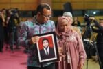 Momen Haru di Wisuda Unnes, Orang Tua Terima Ijazah Putrinya yang Tewas Kecelakaan