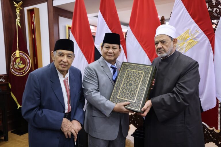 Menhan Prabowo Bertemu Imam Besar Al Azhar Mesir, Beri Keris Sebagai Cinderamata