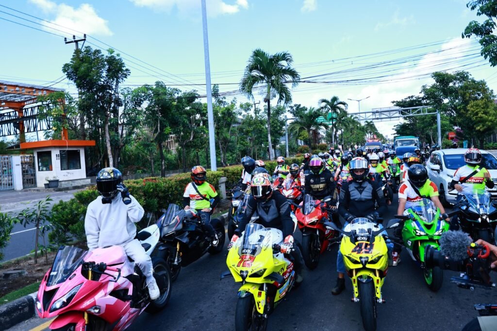 Dua Pembalap Pertamina Enduro VR46 Racing Team Parade Bareng Komunitas Klub Motor Bali