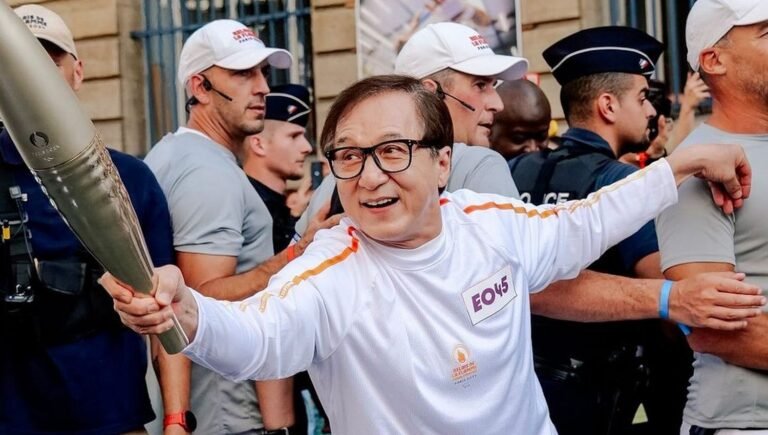 Momen Jackie Chan Membawa Obor Paralimpiade Paris 2024