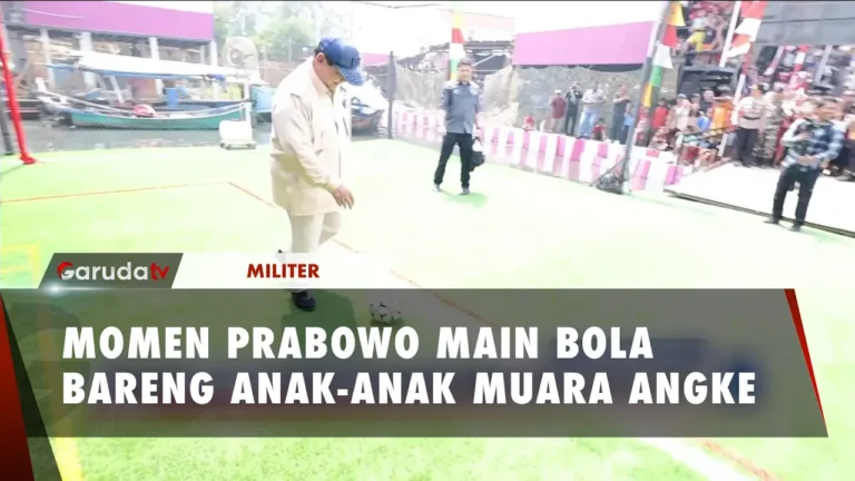 Prabowo Nikmati Waktu Bermain Bola dengan Anak-anak di Rumah Apung Muara Angke