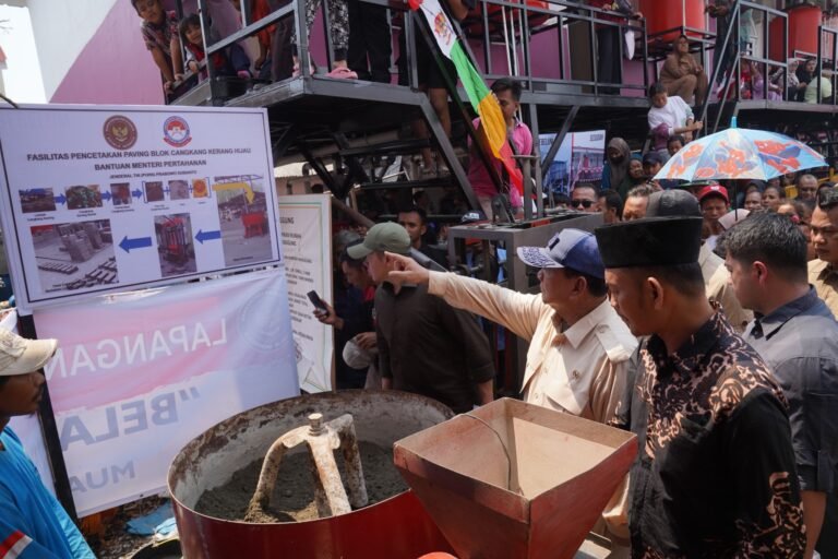 Menhan Prabowo Cek Langsung Pembangunan Rumah Apung di Muara Angke