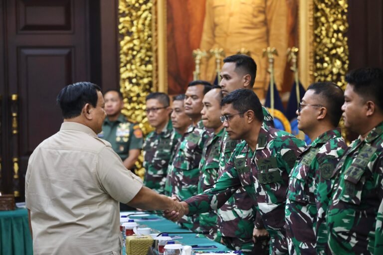 Menhan Prabowo Beri Pembekalan 40 Nakes TNI yang akan Berangkat Misi Kemanusiaan Gaza