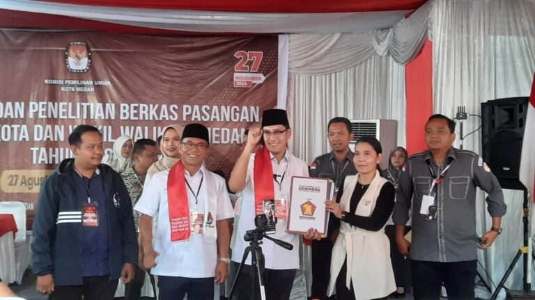 Paslon Walikota dan Wakil Walikota Medan Rico Waas – Zakiyuddin Harahap Diiringi Ribuan Pendukung berkonvoi menuju ke KPU Medan