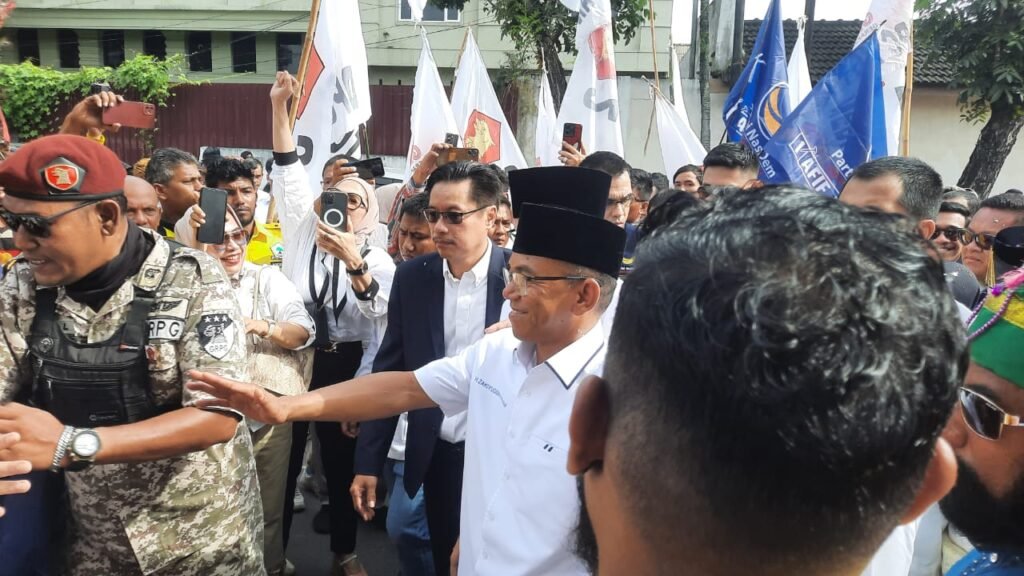 Paslon Walikota dan Wakil Walikota Medan Rico Waas – Zakiyuddin Harahap Diiringi Ribuan Pendukung berkonvoi menuju ke KPU Medan