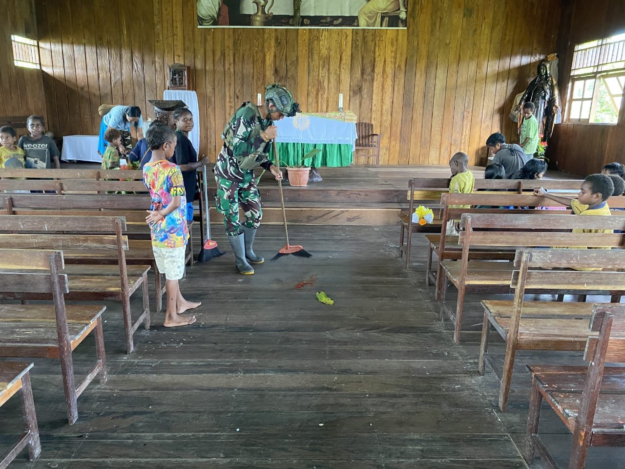 TNI dan Warga Bersatu, Bersihkan Gereja di Kampung Mumugu